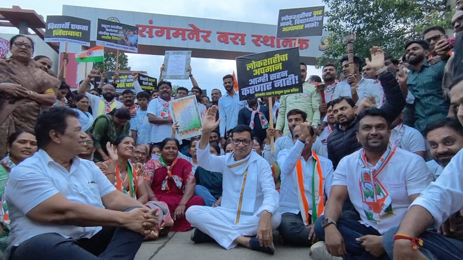 विद्यार्थ्यांवरील लाठी हल्ल्याच्या निषेधार्थ संगमनेरात विराट मशाल मोर्चा