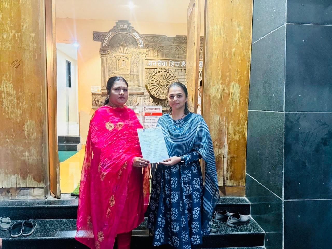 दुष्काळाच्या पार्श्वभूमीवर संगमनेरातील नागरिकांना पाणीपट्टी व घरपट्टी 50% सवलत देण्याची मागणी शिवसेनेच्या नगरसेविका साक्षी सूर्यवंशी यांनी केली आहे
